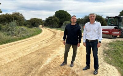 El Ayuntamiento adecenta provisionalmente el carril de Juan Candil ante la pasividad de la Junta para asfaltarlo