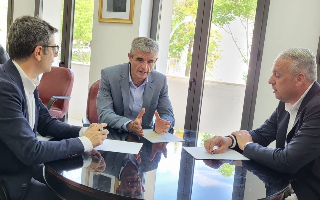 El alcalde de Arcos muestra su preocupación por el grave problema del agua al ministro Félix Bolaños