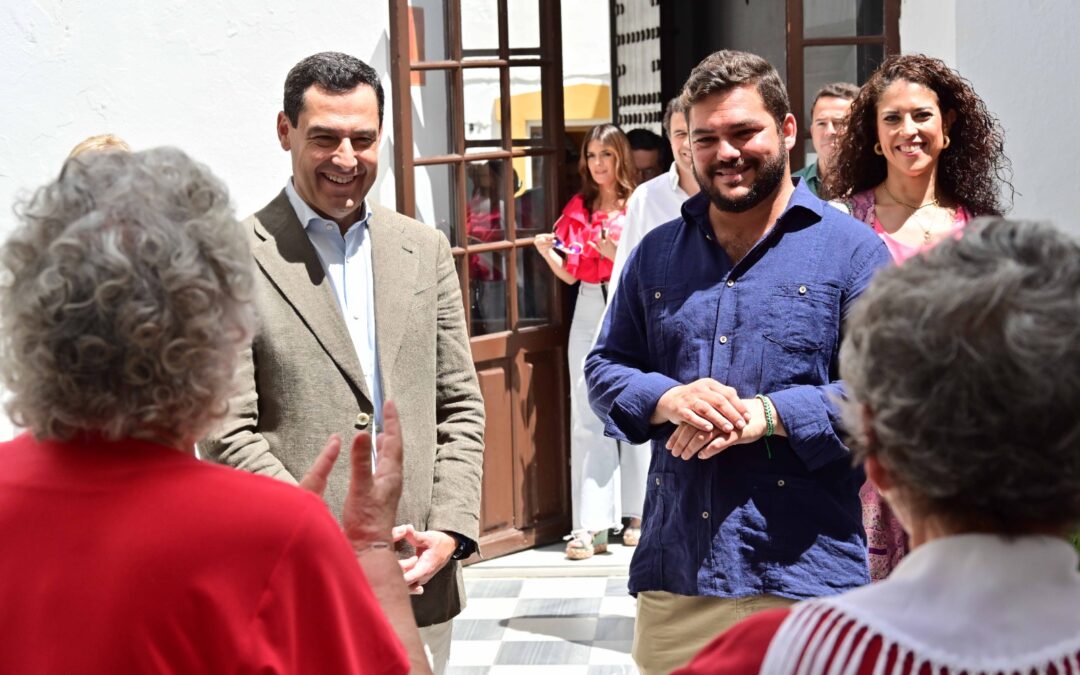 El Presidente Juanma Moreno muestra su apoyo a Miguel Rodríguez durante su visita a Arcos de la Frontera