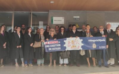 Los abogados y procuradores se concentran a las puertas del Juzgado de Arcos