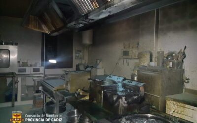 Los bomberos sofocan un incendio en la cocina de un restaurante