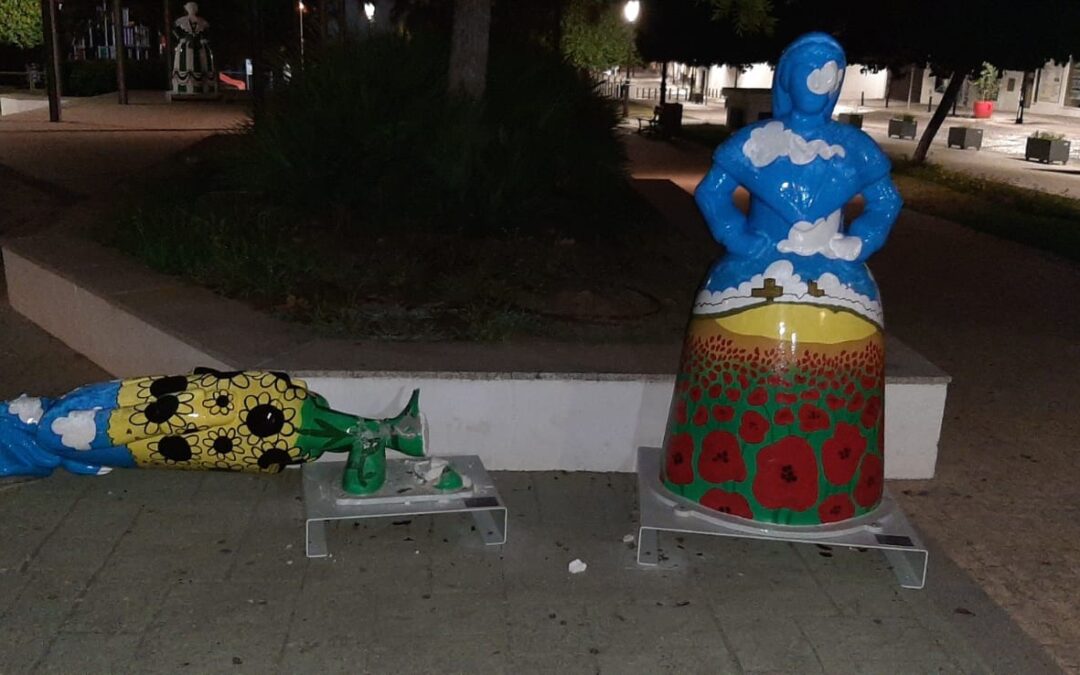 Destrozan las figuras instaladas recientemente en el Paseo Andalucía