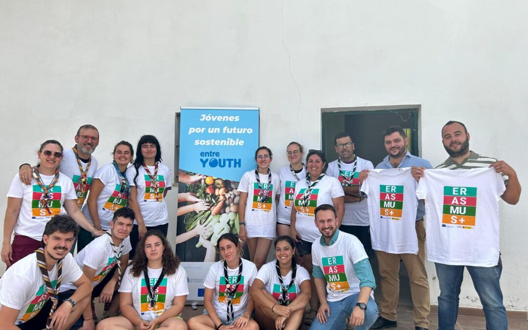 El alcalde de Arcos visita junto con el director general del IAJ el proyecto de Erasmus+ EntreYOUTH