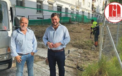 El Ayuntamiento de Arcos limpia las zonas valladas y el parque de La Verbena