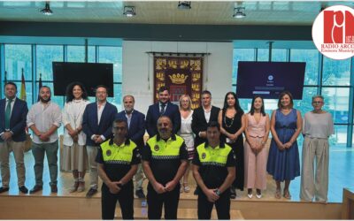 El Ayuntamiento de Arcos reconoce la labor de tres funcionarios por sus 25 años de servicio