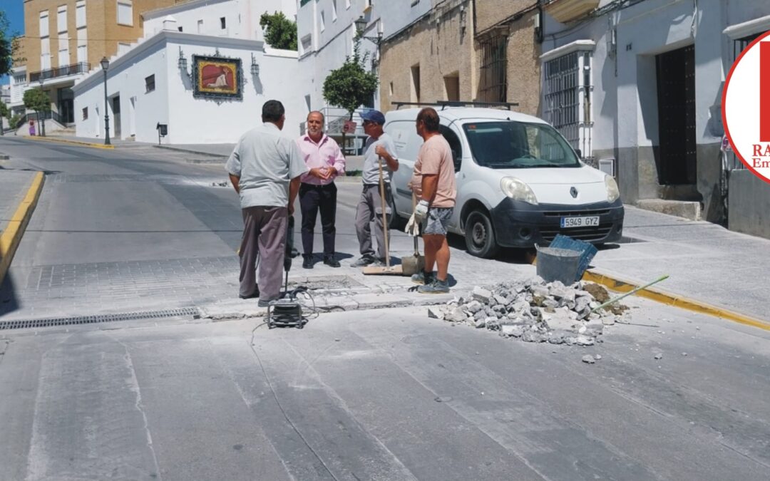 El Ayuntamiento repara el adoquinado y las grietas de la calle San Francisco