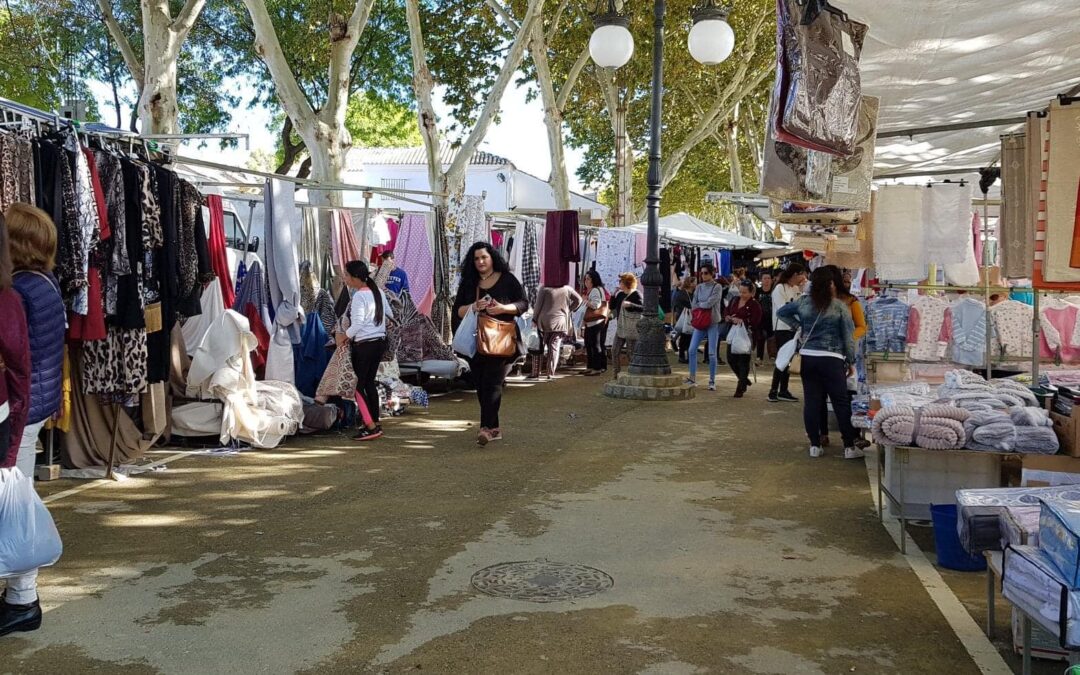 Se traslada  al Barrio Bajo el mercadillo de El Barato por labores de montaje de la Feria de San Miguel