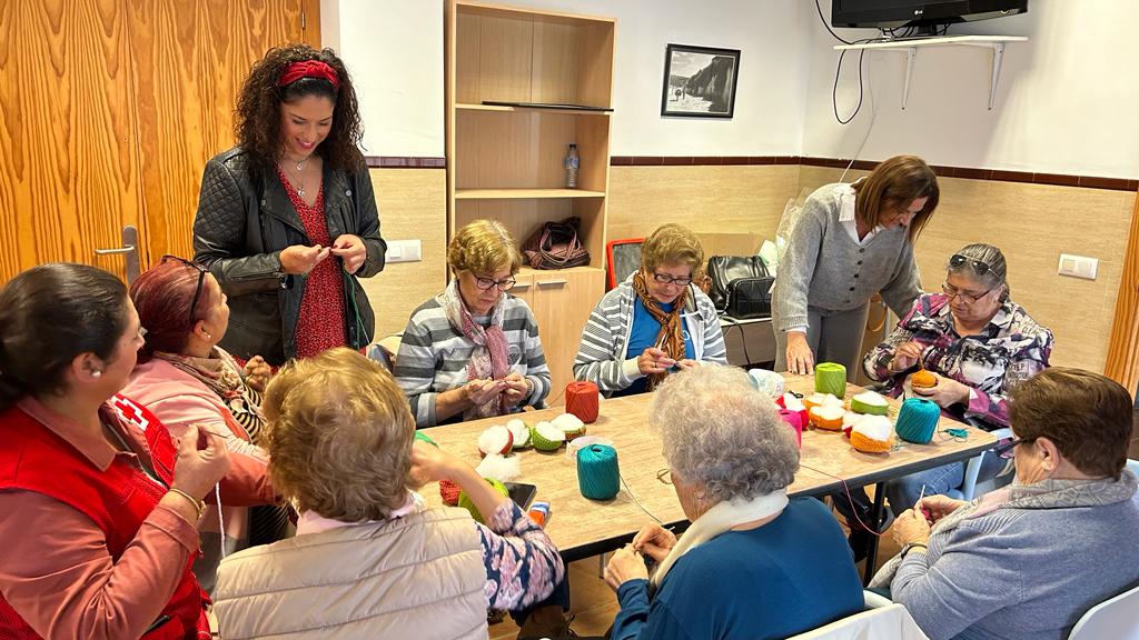 ‘Tejiendo en comunidad’ un taller de Cruz Roja centrado en las eprsonas mayores