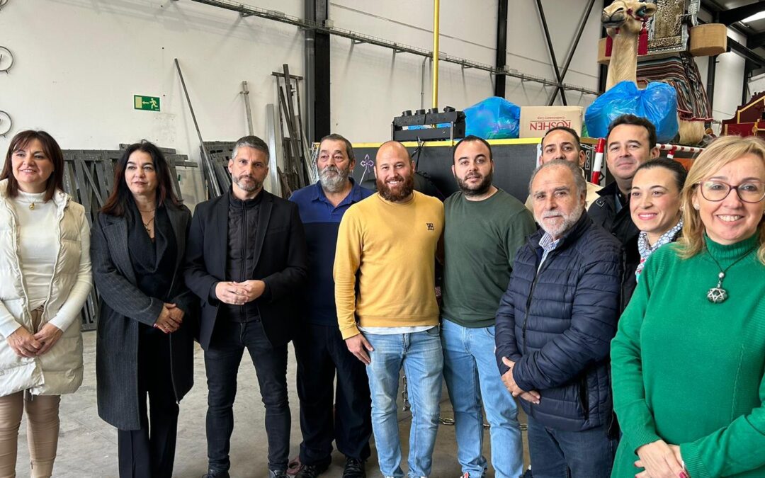 Visita al taller donde se han realizado los trabajos en las carrozas para la Cabalgata