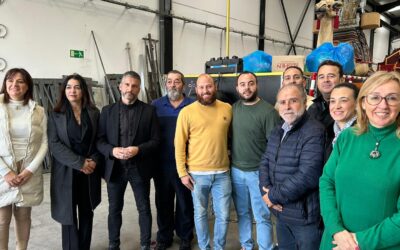 Visita al taller donde se han realizado los trabajos en las carrozas para la Cabalgata