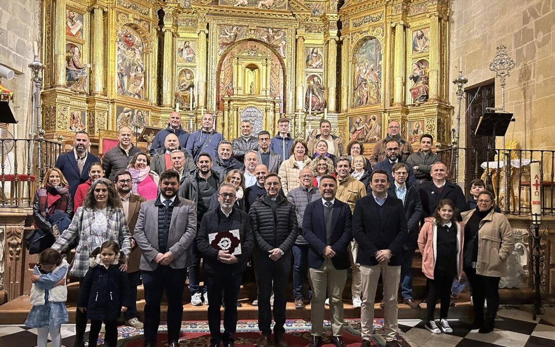 Pepe Olivera recibe las pastas para su pregón de Semana Santa