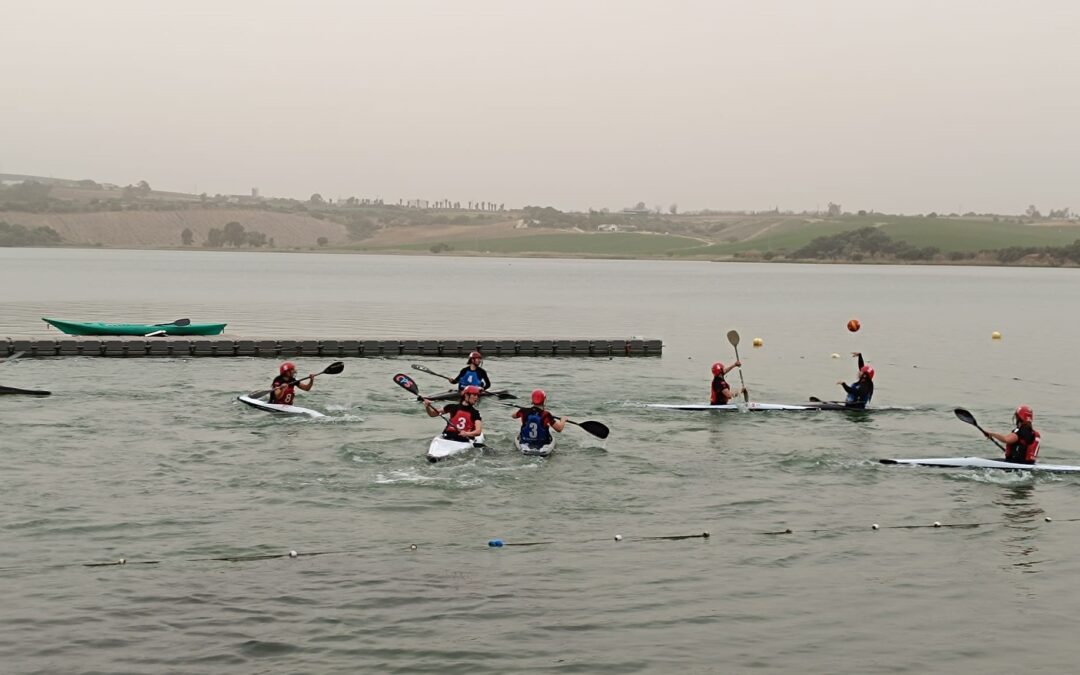 180 palistas de 22 equipos han competido en el lago de Arcos en el I Torneo de la Liga Nacional de Kayak Polo