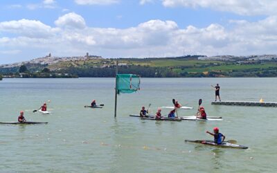 22 equipos de kayak polo, compuestos por 250 palistas, compiten en el lago de Arcos