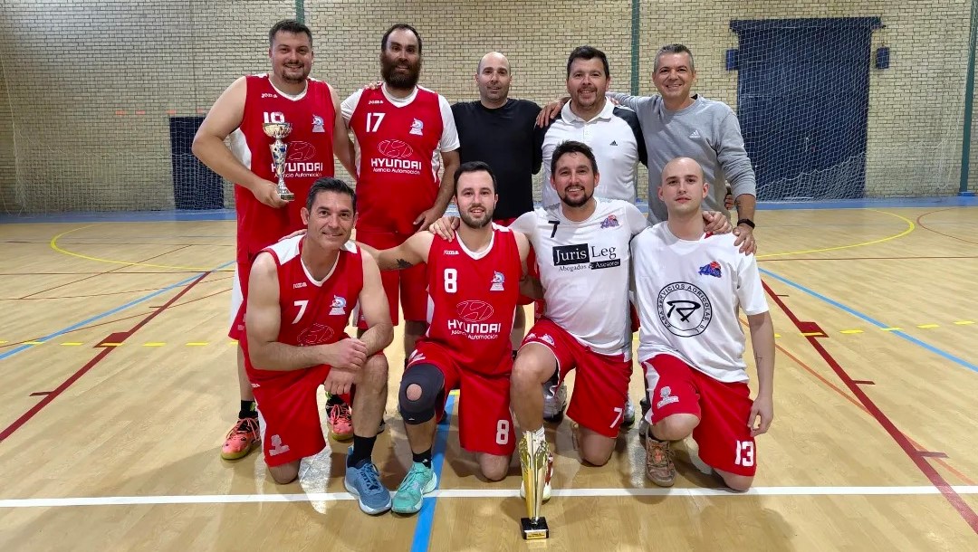 El Club Baloncesto Arcos revalida el título de campeón comarcal
