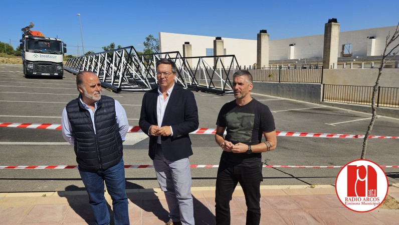 Comienza la colocación de las cubiertas de la piscina cubierta de Arcos