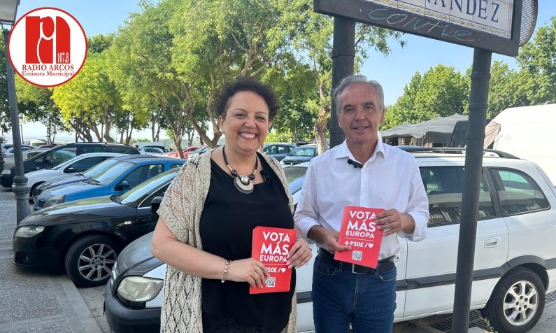 El PSOE difunde en el mercadillo de Arcos las propuestas para seguir avanzando en Europa