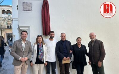 Pedro Sevilla ya tiene un azulejo literario en Arcos con el que se distingue su trayectoria