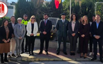 Ya ondea la bandera de España en la Avenida de la Constitución en el aniversario de la creación de la Carta Magna