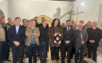 Nieves Huertas recibe las pastas del pregón de la Semana Santa de Arcos 2025