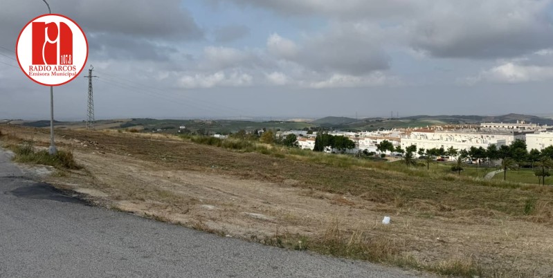 El Ayuntamiento de Arcos desbroza y limpia el cerro de la Barriada de La Paz