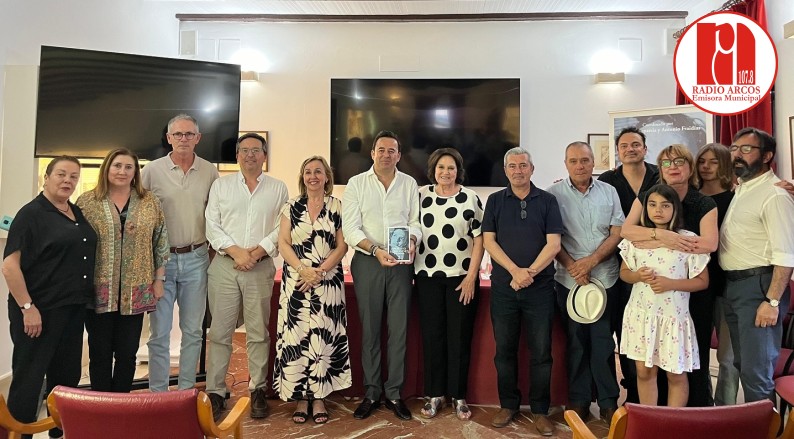 José Luis Esparcia presentó su libro “El universo de Antonio Hernández”