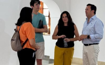 El Delegado de Cultura recibe a la familia del pintor Alfonso Guerra Calle en el Palacio del Mayorazgo